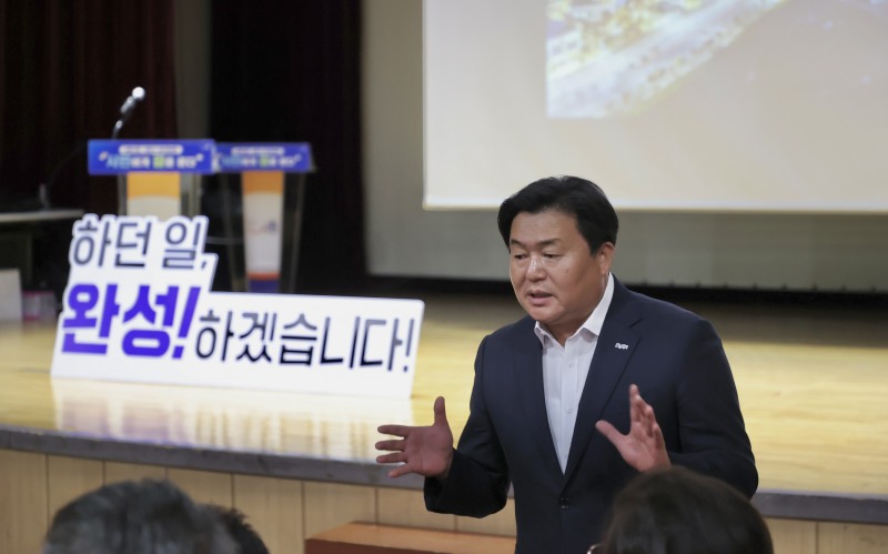 임병택 시흥시장이 시민경청회에서 민선 9기 시정 방향을 설명하고 있다./시흥시