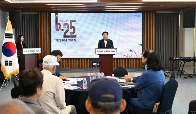 임병택 시장이 기념사를 낭독하고 있다. /시흥시