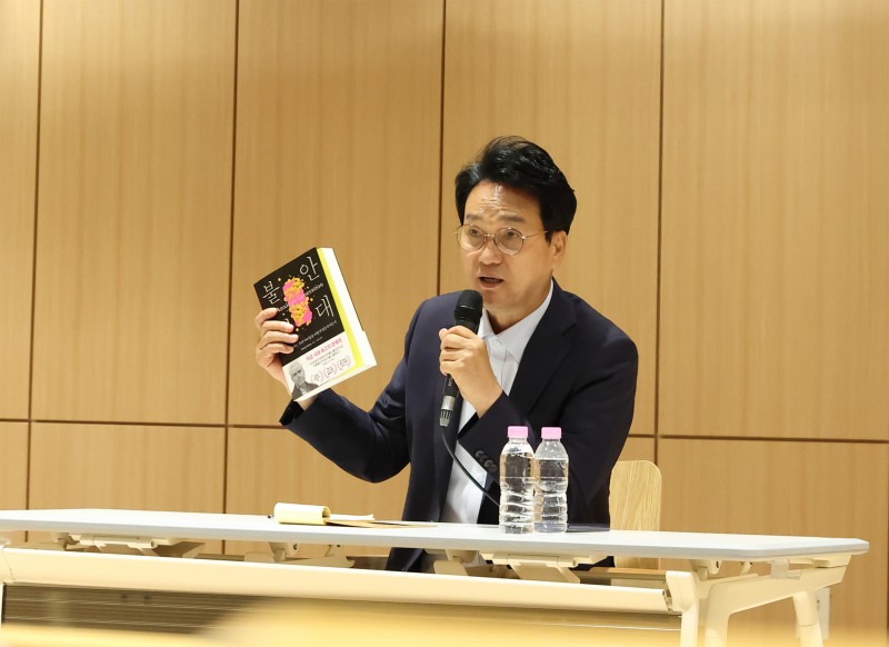 안민석 경기도교육감 당선인이 24일 광주 경청투어에서 학부모들과 의견을 나누고 있다./인수위