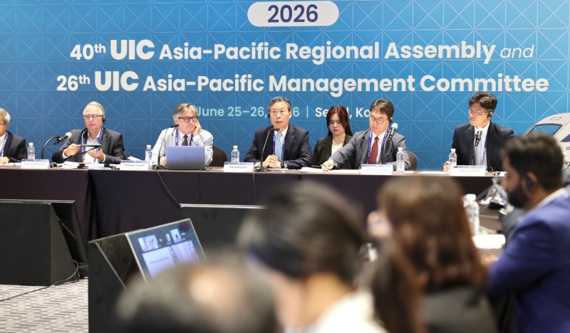 코레일 김태승 사장(가운데)이 25일 서울에서 열린 제40차 국제철도연맹(UIC) 아시아·태평양 지역총회 회의를 주재하고 있다./코레일