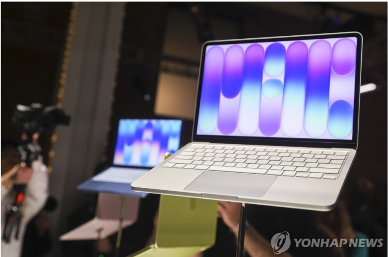 애플은 25일(현지시간) 메모리 및 스토리지 가격 인상 영향으로 제품 가격을 예상보다 큰 폭으로 올렸다. 사진=맥 북, EPA, 연합뉴스