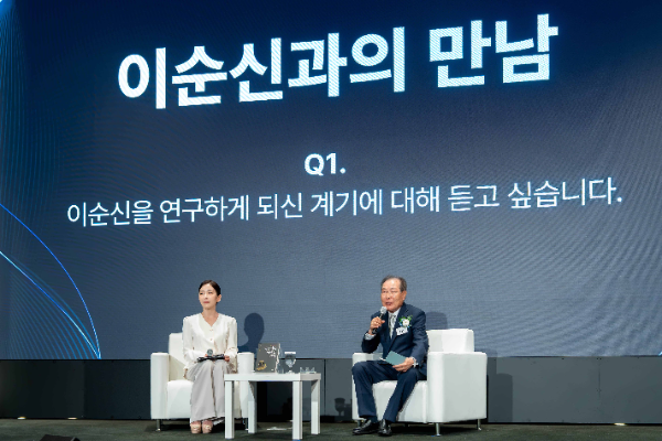 윤동한 한국콜마 회장이 '이순신의 위대한 경영' 출판기념회에서 북토크를 진행하고 있다.