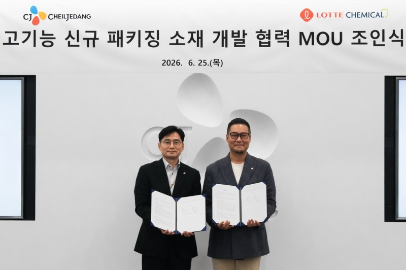 에릭 소기엔토 CJ제일제당 글로벌패키징담당 경영리더(오른쪽)와 이현섭 롯데케미칼 기초소재 R&D 본부 상무가 업무협약 이후 기념 촬영을 하고 있다. 사진=CJ제일제당
