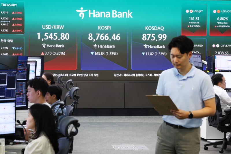 26일 서울 중구 하나은행 딜링룸 현황판에 코스피 등이 표시되고 있다./연합뉴스