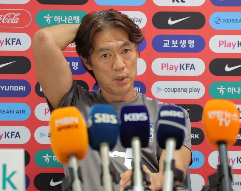 남아공전 패배 후 기자회견하는 홍명보 감독. / 사진=연합뉴스