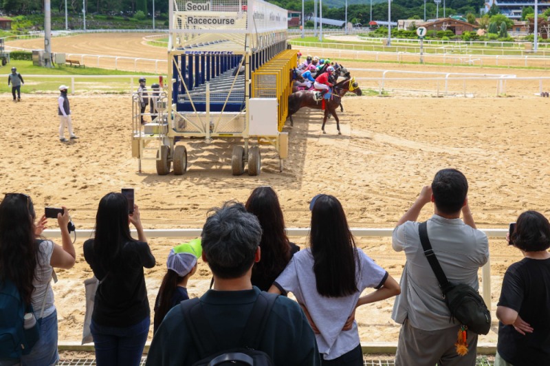 "경마의 시작, 투명하게 본다"…한국마사회, 고객과 함께한 '출발 현장 참관' 성료