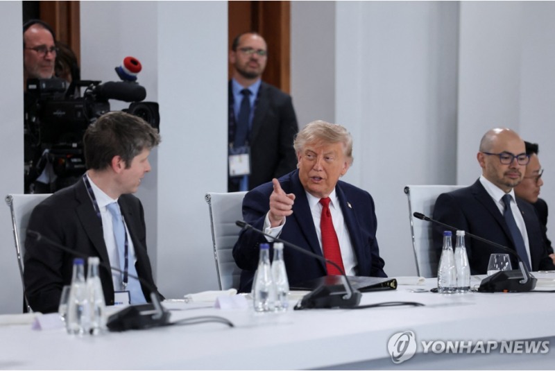 샘 올트먼 오픈AI CEO가 상장을 내년으로 연기하는 방안을 검토중이라고 뉴욕타임스(NYT)가 25일(현지시간) 보도했다. 사진=로이터통신, 연합뉴