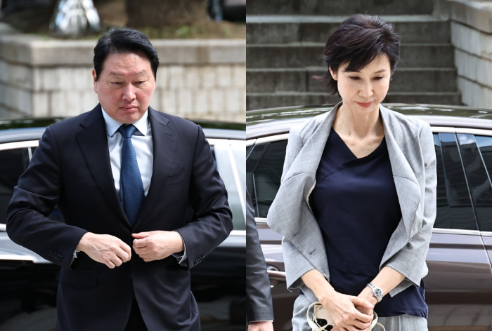 최태원 SK그룹 회장과 노소영 아트센터 나비 관장이 26일 서울 서초구 서울고법에서 열린 재산 분할 파기환송심 2차 변론에 출석하기 위해 각각 법정으로 향하고 있다. 연합뉴스