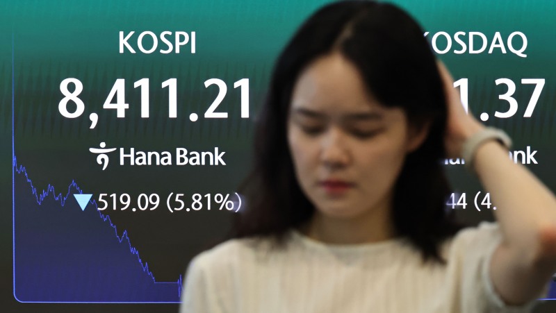 26일 서울 중구 하나은행 딜링룸 현황판에 코스피 등이 표시되고 있다./연합뉴스
