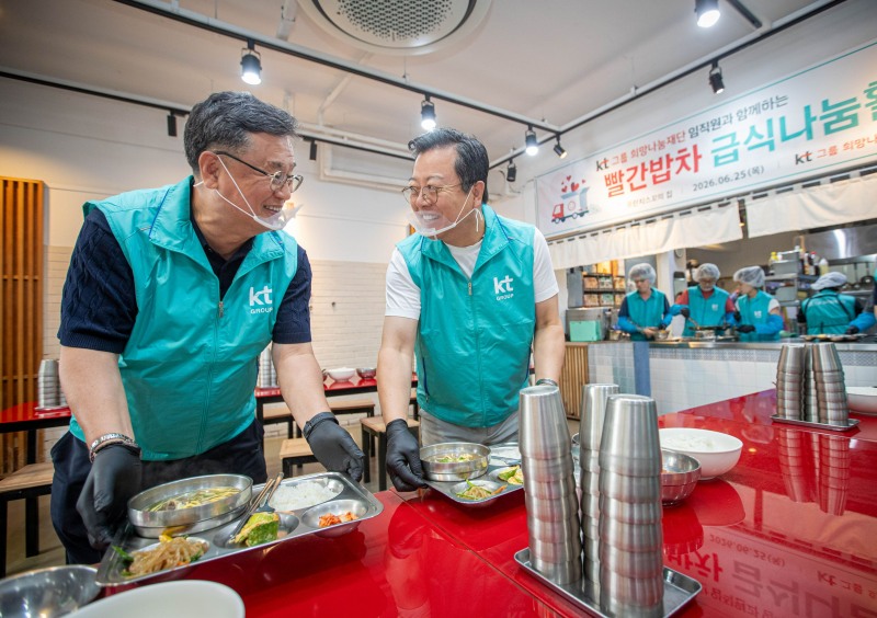 KT그룹 희망나눔재단 임종택 이사장(왼쪽)과 ‘사랑,해 빨간밥차’ 홍보대사 배우 이기영 씨가 식사를 배식하는 모습. /이미지=KT