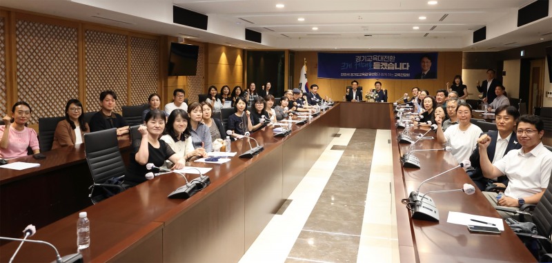 안민석 경기도교육감 당선인이 25일 군포 경기교육대전환 경청투어 참석자들과 함께하고 있다./인수위