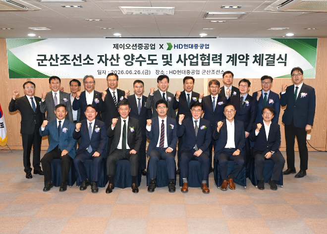 (왼쪽부터)박희승 국회의원, 김의겸 의원, 이원택 전북특별자치도지사 당선인, 하화정 제이오션중공업 대표, 금석호 HD현대중공업 사장, 김윤덕 국토교통부 장관, 김재준 군산시장 당선인이 26일 군산제2국가산업단지 내에 위치한 군산조선소에서 제이오션중공업과 HD현대중공업 자산 양수도 및 사업협력 계약 체결식에 참석해 기념촬영을 하고 있다. 사진= 제이오션중공업
