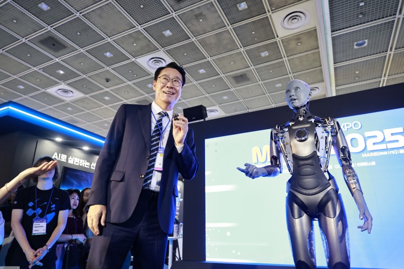 정명근 화성특례시장이 MARS 2025에서 휴머노이드 로봇과 대화하고 있다./화성시