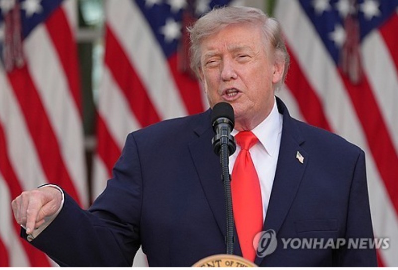트럼프 대통령은 26일(현지시간) 이란이 호르무즈 해협 통과하던 선박에 대한 드론 공격은 휴전 합의 위반이라고 지적했다. 사진=AP, 연합뉴스