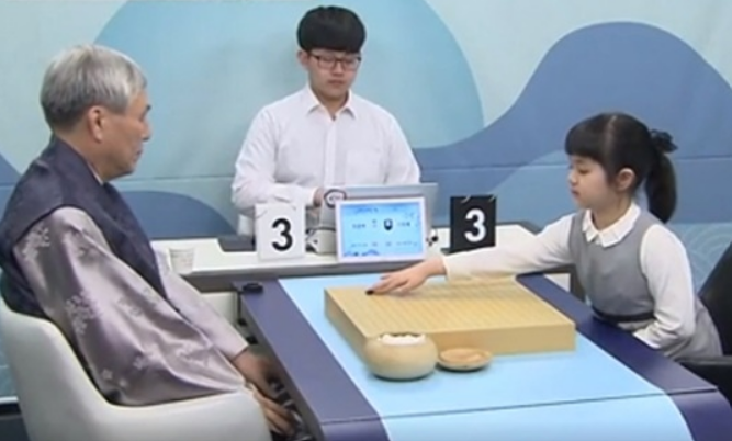'바둑 황제' 조훈현(왼쪽)이 바둑 천재소녀와 대국를 하는 모습