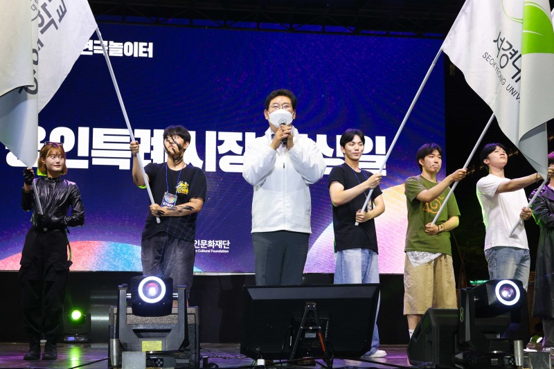 이상일 용인특례시장이 지난 27일 용인포은아트홀 야외광장에서 열린 ‘제철 예술광장 6월 연극놀이터’에 참석, 인사말을 하고있다. /용인시