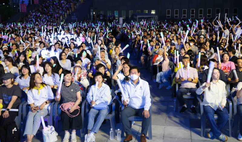 '제철 예술광장 6월: 연극놀이터' 행사장 인파 모습. /용인시