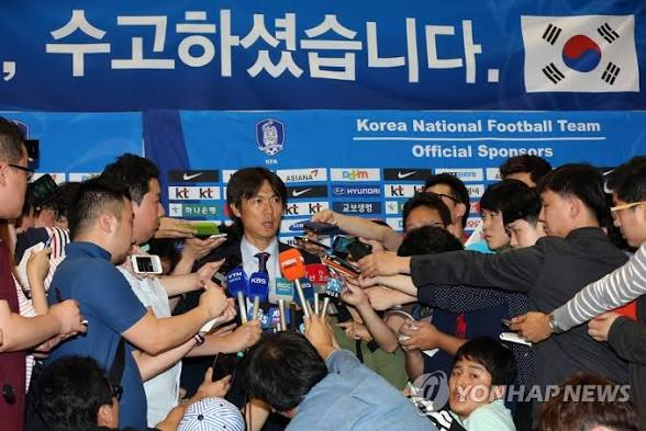 2014년 월드컵 탈락 후 홍명보 감독이 공항에서 기자들의 질문에 답하고 있다.