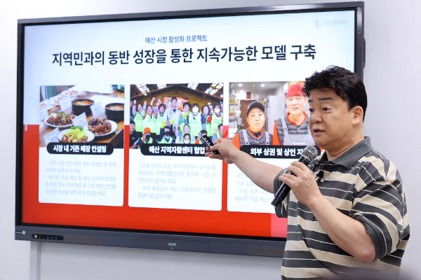 ‘더본코리아 ESG 상생프로젝트 예산 지역개발 미디어 간담회’에서 발표를 하는 백종원 대표