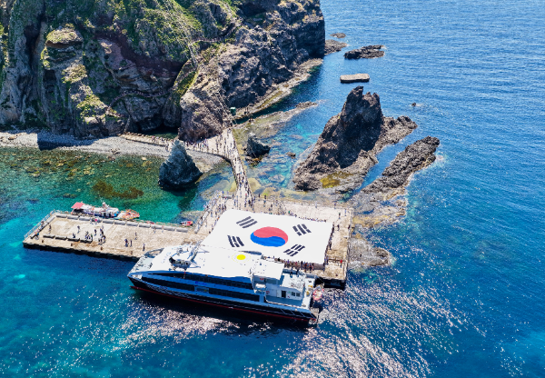서경덕, 교수·시민 70명과 독도서 초대형 태극기 펼쳐