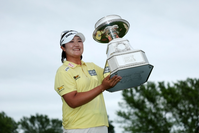 LPGA 투어 메이저 대회 KPMG 위민스 PGA챔피언십 정상에 오른 유해란. /연합뉴스
