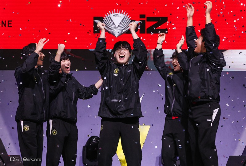 2026 FSL 스프링 우승 세리머니를 하는 노영진.