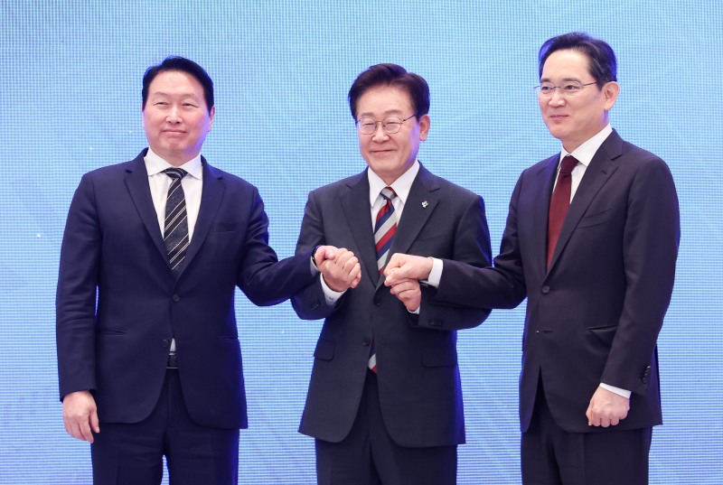 이재명 대통령과 이재용 삼성전자 회장, 최태원 SK그룹 회장이 29일 청와대에서 열린 3대 메가프로젝트 국민보고회에서 기업 투자 발표 후 손을 잡고 있다. /이미지=연합뉴스