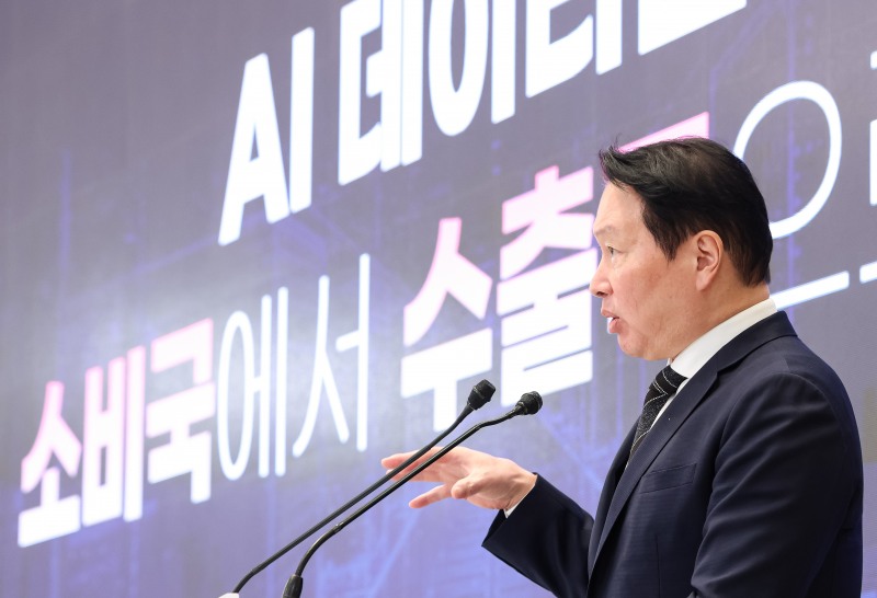 최태원 SK그룹 회장이 29일 청와대에서 이재명 대통령 주재로 열린 3대 메가프로젝트 국민보고회에서 투자계획을 발표하고 있다. / 이미지=연합뉴스