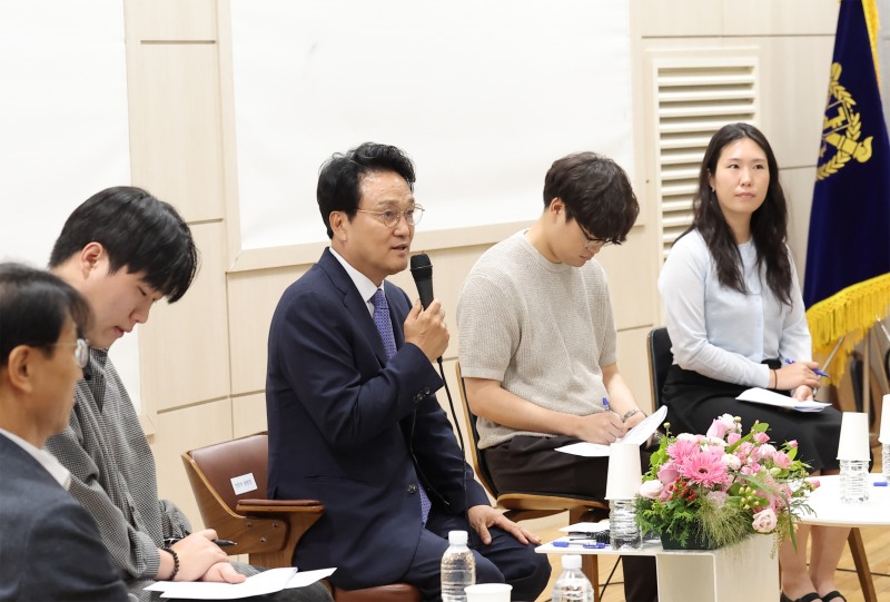 안민석 경기도교육감 당선인이 29일 서울대 사범대에서 교사·예비교사 대상 토크콘서트를 통해 경기교육 방향을 이야기하고 있다./인수위