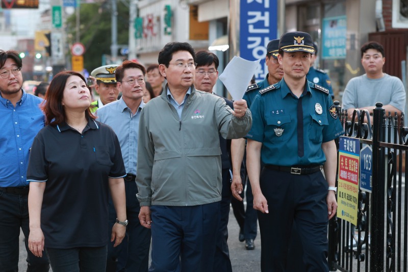 이상일 용인특례시장이 29일 용인동부경찰서 어머니자율방범대연합대와 양지파출소가 주관한 야간 합동 순찰에 참여했다./용인시
