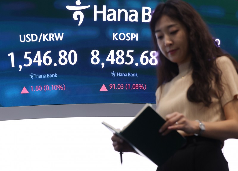 30일 서울 중구 하나은행 딜링룸 현황판에 코스피가 표시되고 있다./연합뉴스