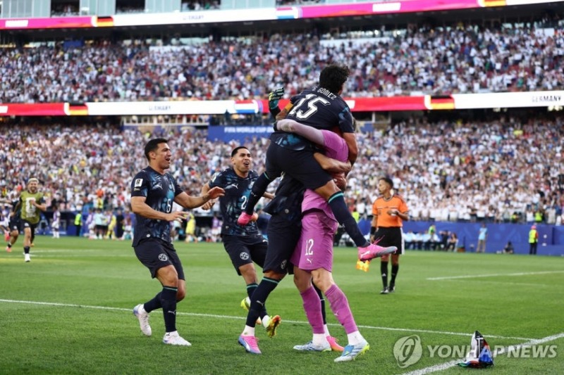승부차기에서 승리한 후 골키퍼 힐과 얼싸안고 기뻐하는 파라과이 선수들 / 사진=연합뉴스