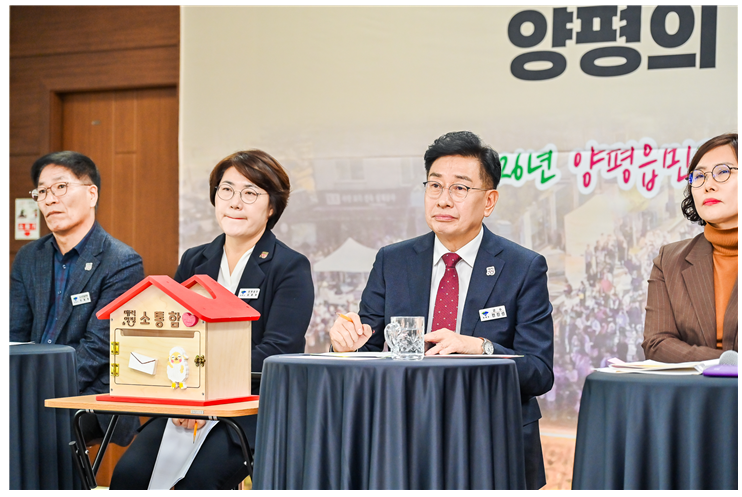 전진선 양평군수가 군민들과 소통을 하고있다. /양평군