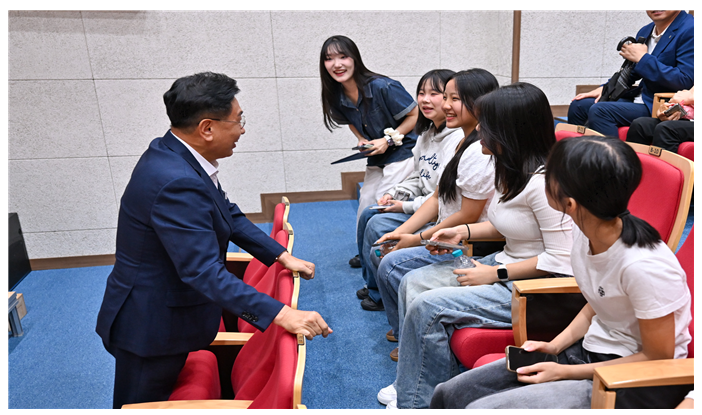 전진선 양평군수가 청소년들과 격의없는 대화를 하고있다. /양평군