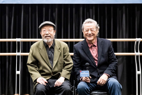지난 4월 7일 서울 대학로예술장에서 열린 ‘2026 연극내일 프로젝트’ 연습 현장에 참석한 (왼쪽부터)신구 배우와 박근형 배우의 모습