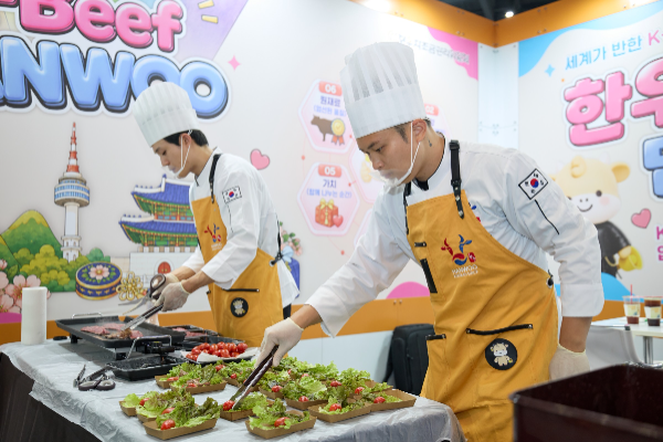 ‘2026 MyK FESTA’ 한우 홍보부스에서 한우 채끝 시식 이벤트를 진행하는 모습(사진=한우자조금 제공)