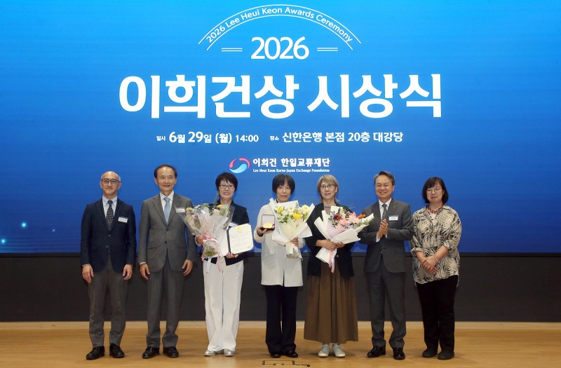 (왼쪽부터)주대한민국일본국대사관 가와세 가즈히로 공보문화원장, 이희건 한일교류재단 하태윤 이사장, 쿠온출판 김승복 대표, 번역가 요시카와 나기, 번역가 시미즈 치사코, 신한금융그룹 진옥동 회장, 이희건 한일교류재단 이훈 고문이 기념촬영하는 모습./신한금융그룹
