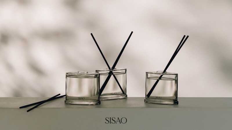 시사오(SISAO)가 공간에 자연스럽게 스며드는 향을 담은 디퓨저 컬렉션 3종을 새롭게 선보인다.
