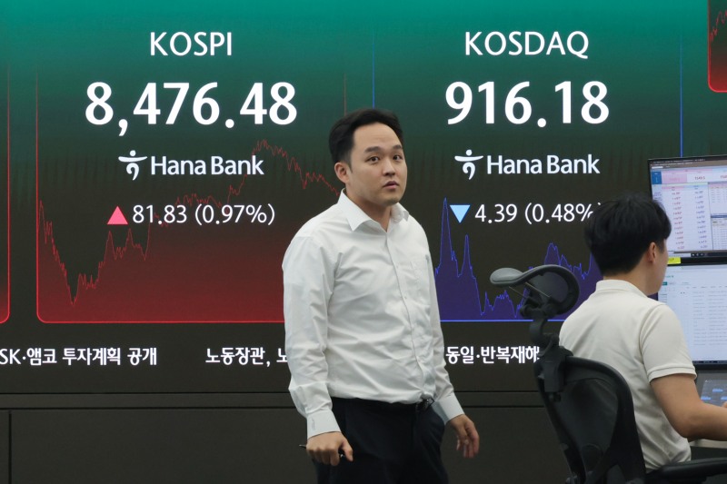 30일 서울 중구 하나은행 본점 딜링룸 현황판에 코스피, 코스닥 지수가 표시돼 있다./연합뉴스