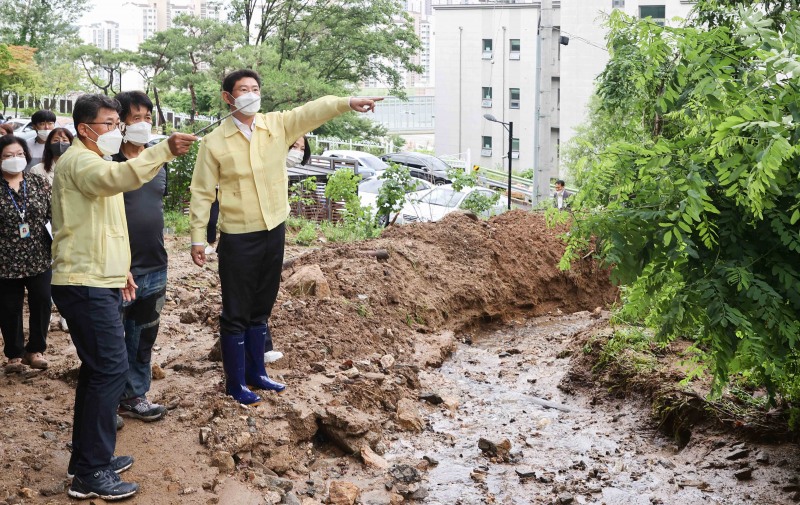 이상일 용인특례시장이 2022년 7월 민선8기 취임식을 취소하고 동백동 토사유출피해 현장을 찾아 피해 상황을 점검하는 모습. /용인시