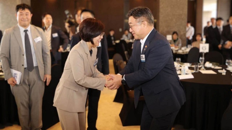 김보라 안성시장이 윤호중 행안부 장관과 함께 하고있다./페북 캡처