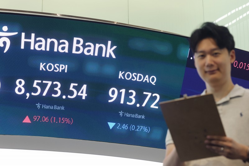 코스피가 1% 넘게 상승 출발한 1일 서울 중구 하나은행 딜링룸에서 직원이 업무를 보고 있다./연합뉴스