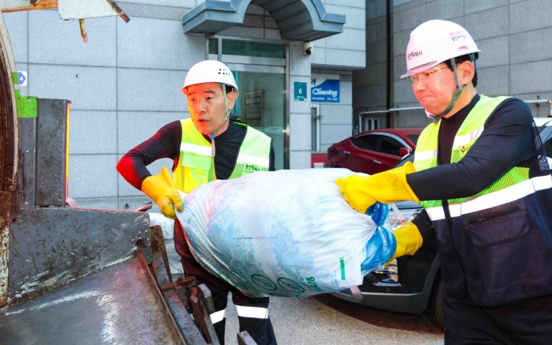 이상일 용인특례시장이 1일 새벽 환경미화원들과 동백동에서 환경정비 활동을 하고 있다./용인시