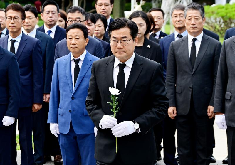 박찬대 인천시장이 1일 민선9기 인천광역시장 취임을 맞아 수봉공원 현충탑을 참배하고 있다./인천시