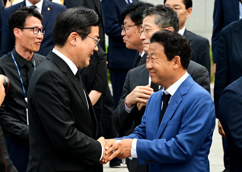 박찬대 인천시장이 1일 민선9기 인천광역시장 취임을 맞아 수봉공원 현충탑을 참배하고 군수·구청장과 인사하고 있다./인천시