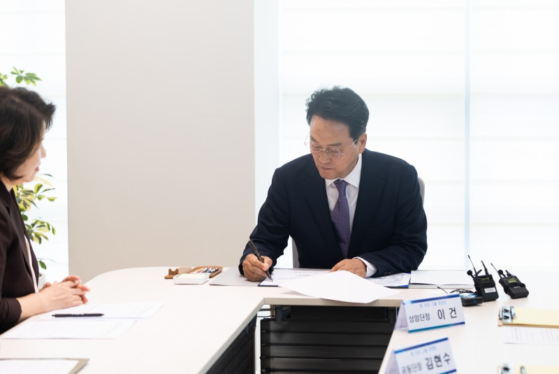 안민석_경기도교육감이 1일 추임 제1호_결재로‘폰프리스쿨추진계획에 서명했다. /경기도교육청