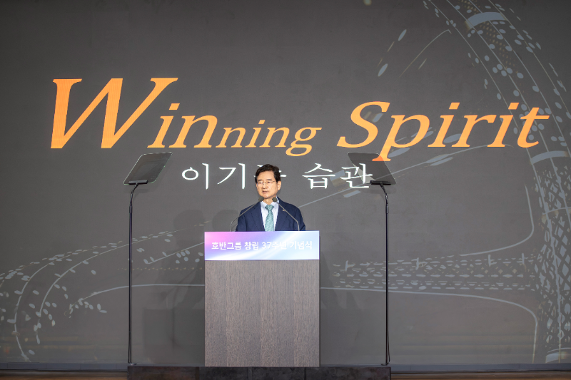 김선규 호반그룹 회장이 지난달 30일 서울 서초구 본사에서 열린 창립 37주년 기념식에서 임직원들에게 ‘정직과 원칙’의 기본 가치를 바탕으로 한 성장을 당부하고 있다./호반그룹