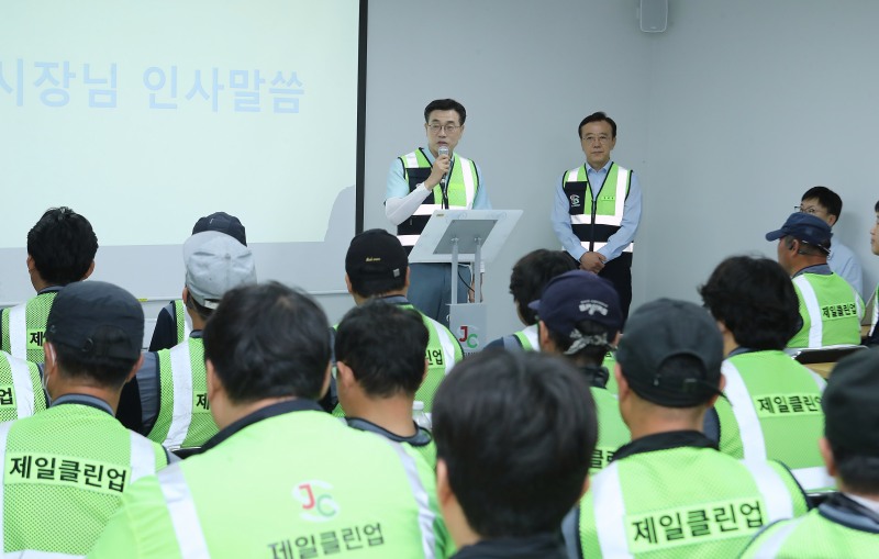 최원용 펴액시장이 1일 환경미화 직원들과 대화를 하고있다./평택시