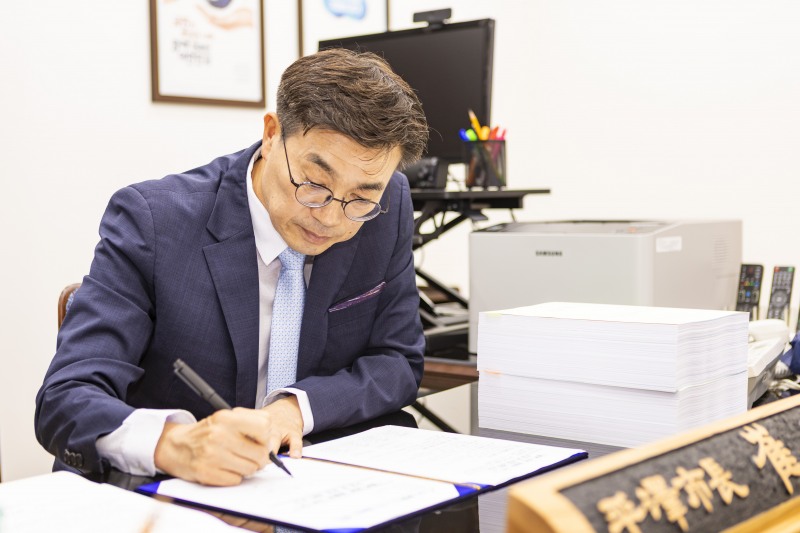 최원용 평택시장의 1호 결재 모습./평택시