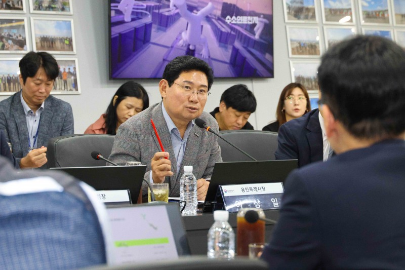 이상일 용인특례시장이 1일 원삼면 용인반도체클러스터 일반산단 현장사무실을 방문해 SK하이닉스 관계자로부터 설명을 듣고 있다./용인시